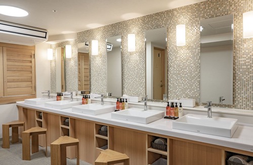 Kurashiki Hotel | Discover Kurashiki Ivy Square: Hot Tub & Dining Options