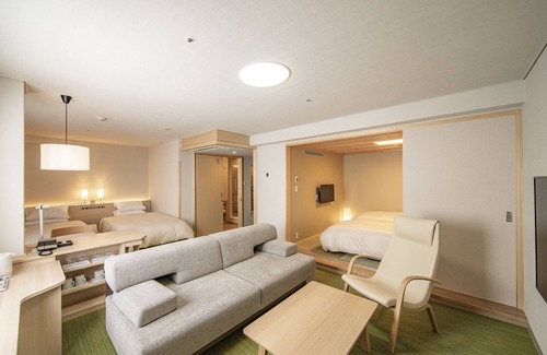 Kurashiki Hotel | Discover Kurashiki Ivy Square: Hot Tub & Dining Options