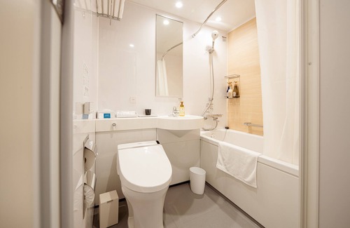 Kurashiki Hotel | Discover Kurashiki Ivy Square: Hot Tub & Dining Options