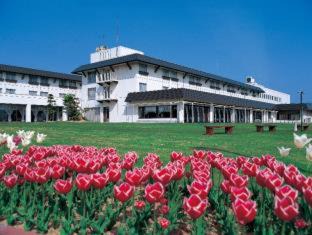 Kurashiki Hotel | Relax at Kurashiki Seaside Hotel with Pool & Hot Tub