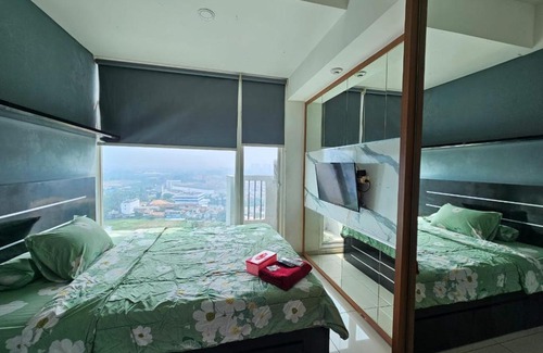 Cikokol Apartment | Family-Friendly Kuro House at Tree Park City with Pool