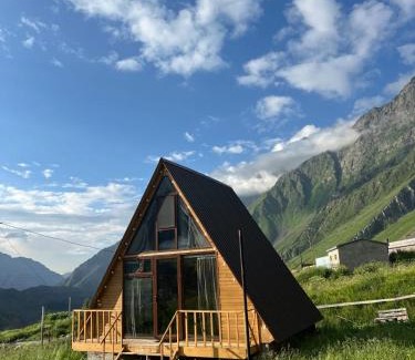 Stepantsminda Villa | Inviting Kuro Kazbegi: Pet-Friendly Retreat with Breakfast