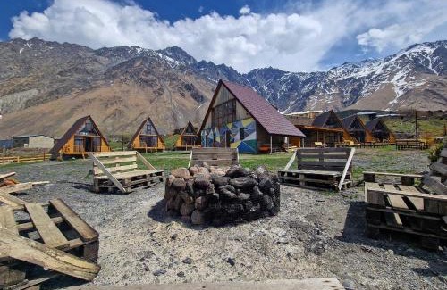 Stepantsminda Villa | Inviting Kuro Kazbegi: Pet-Friendly Retreat with Breakfast