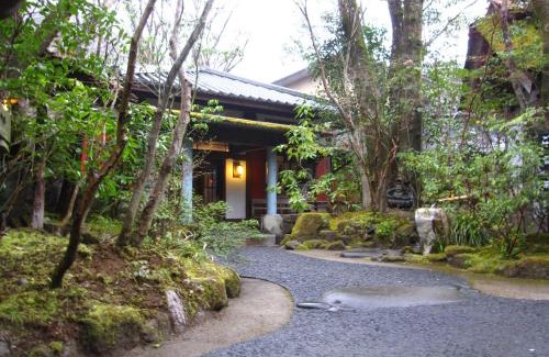 Kurokawa Onsen Hotel | Relax at Kurokawa-So: Family-Friendly & Hot Tub Retreat