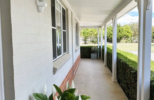 Moore Creek House | Kurrajong Lodge: Ideal for Business Stays with Pool Access