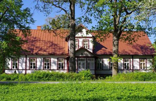 Poltsamaa Parish House | Relax at Kursi Summer Manor: Family-Friendly & Breakfast Included