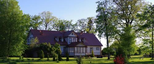 Poltsamaa Parish House | Relax at Kursi Summer Manor: Family-Friendly & Breakfast Included