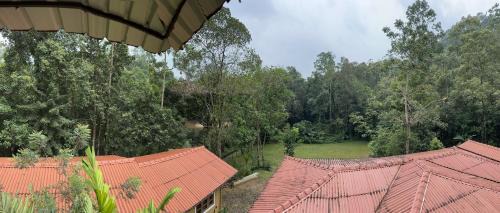 Eratnagoda House | Discover Kuru Ganga Villa: Family-Friendly with Pool & Hot Tub
