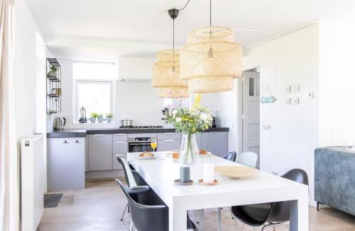 Egmond aan den Hoef House | Relax at Kustlijn vakantiewoning with Ocean Views & More