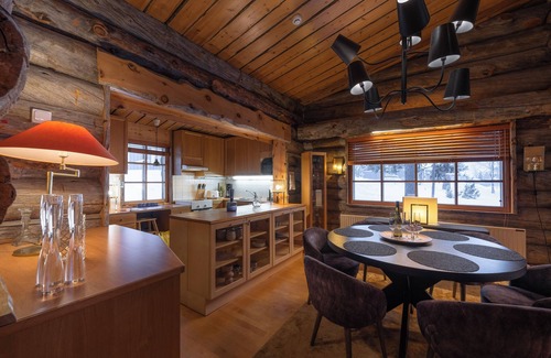 Saariselka Apartment | Discover Kuukkeli Log Houses Teerenpesä – Premium Suite A48