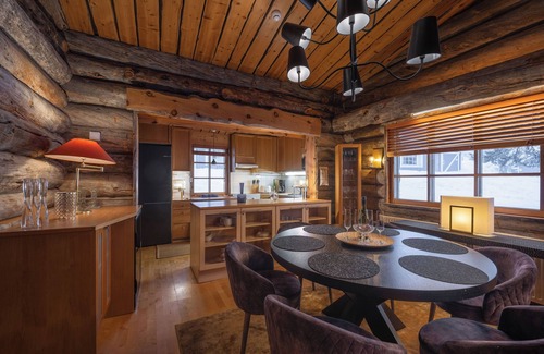 Saariselka Apartment | Discover Kuukkeli Log Houses Teerenpesä – Premium Suite A48