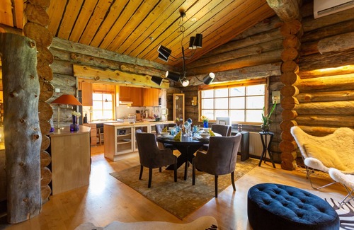 Saariselka Apartment | Discover Kuukkeli Log Houses Teerenpesä – Premium Suite A48