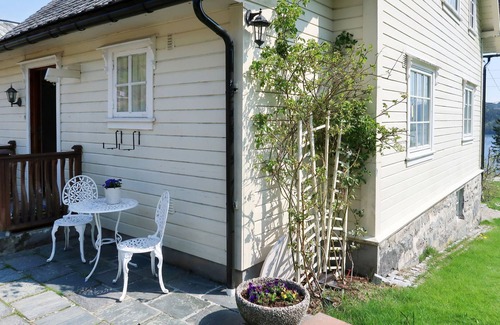 Askvoll House | Kvamsvika by Interhome