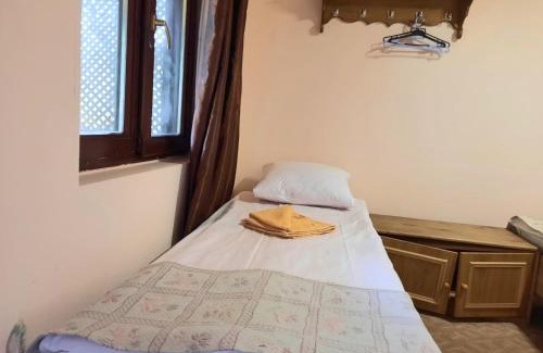 Kobyletska Polyana Cabin | Pet-Friendly Kvasnyi: Family Poolside Retreat Rated 9/10