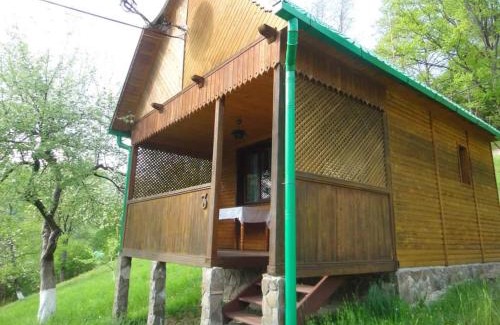 Kobyletska Polyana Cabin | Pet-Friendly Kvasnyi: Family Poolside Retreat Rated 9/10