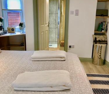 Headley House | Delightful Kwetu Cabin: Wheelchair Accessible & Breakfast Included