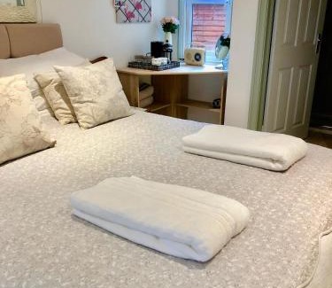 Headley House | Delightful Kwetu Cabin: Wheelchair Accessible & Breakfast Included