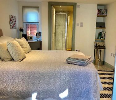 Headley House | Delightful Kwetu Cabin: Wheelchair Accessible & Breakfast Included