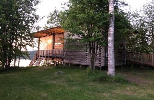 Savonlinna Ski Chalet | Kyly: Oceanfront Retreat with Pet-Friendly Amenities