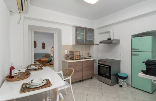 Milos House | Inviting Manolis and Filio Home in Plaka Village