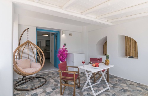 Milos House | Inviting Manolis and Filio Home in Plaka Village