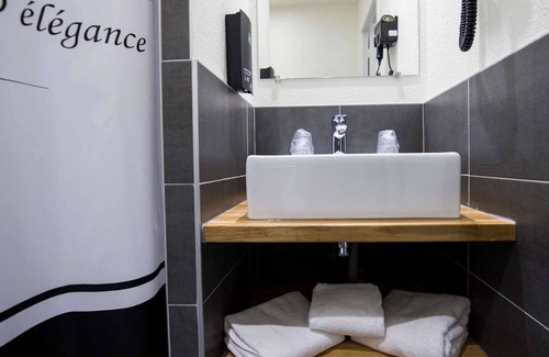 Villenave-d'Ornon Hotel | Eco-Friendly Retreat at KYRIAD BORDEAUX SUD - Villenave d'Ornon