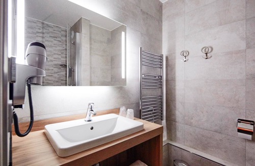 Riom Hotel | Discover Kyriad Clermont Ferrand Nord - Riom with Spa & Dining