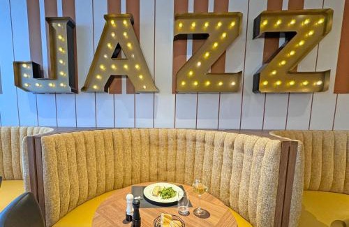 Bonneuil-sur-Marne Hotel | Comfortable Stay at Kyriad - Créteil with Pool & Restaurant