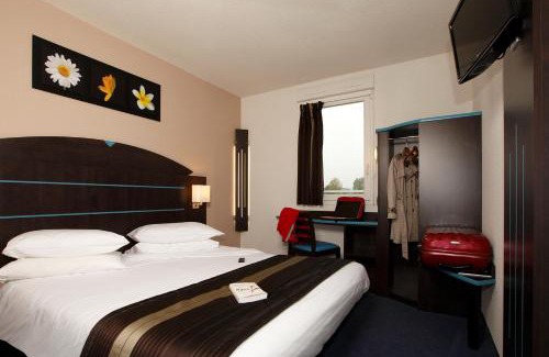 Dol-de-Bretagne Hotel | Relax at Kyriad Dol-de-Bretagne: Pool & Oceanfront Views
