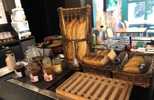La Riviere-Saint-Sauveur Hotel | Discover KYRIAD HONFLEUR: Pet-Friendly Retreat Awaits