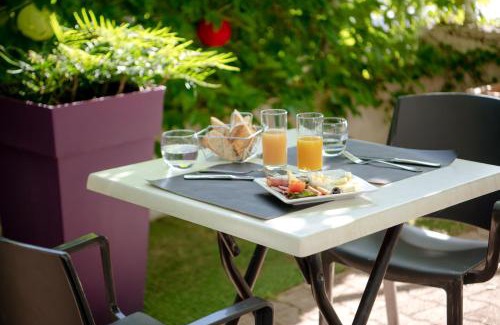 Plaine Centre Ville Hotel | Discover Kyriad Hotel Lyon Givors: Pet-Friendly Getaway