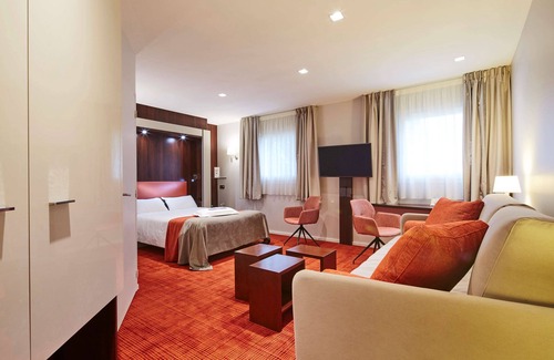 Bouaye Hotel | Discover Kyriad Nantes Sud Bouaye Aéroport with Pool & Spa