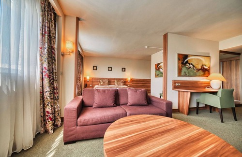 Sausheim Hotel | Relax at KYRIAD PRESTIGE MULHOUSE - Basel with Spa & Pool