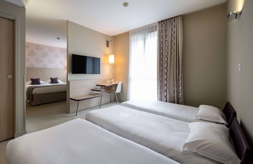 La Guymauviere-La Hulotais-La Bourelais Hotel | Relax at Kyriad Prestige Saint-Malo with Pool & Spa