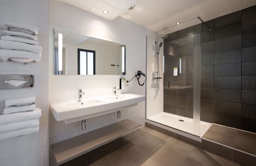 La Guymauviere-La Hulotais-La Bourelais Hotel | Relax at Kyriad Prestige Saint-Malo with Pool & Spa