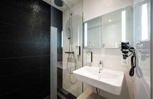 La Guymauviere-La Hulotais-La Bourelais Hotel | Relax at Kyriad Prestige Saint-Malo with Pool & Spa