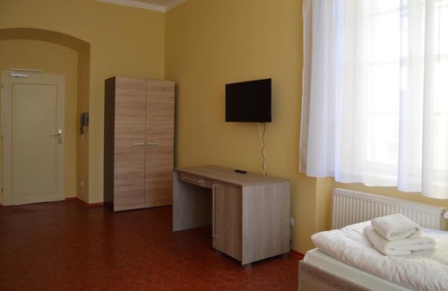 Lazne Kynzvart Hotel | Relax at Lázeňský dům Orlík with Pool and Hot Tub
