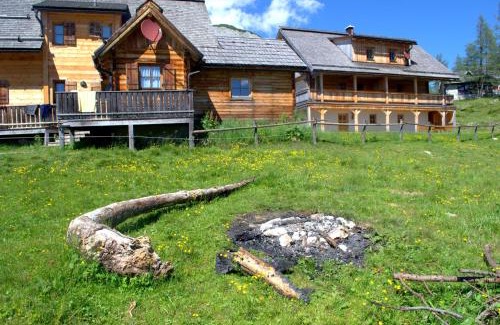 Tauplitz Apartment | Discover Lärchenhütte: Pet-Friendly Retreat with Hot Tub
