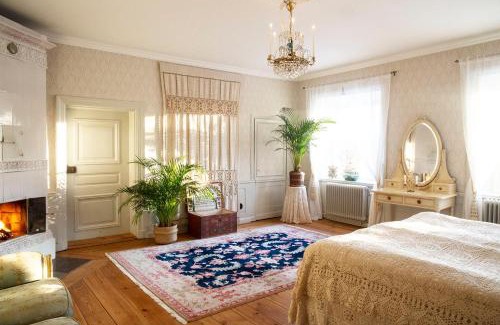 Molnbo Bed & Breakfast | Inviting Långbro Gård in Mölnbo: Top-Rated with Hot Tub