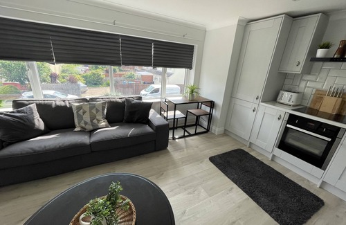 Netley Apartment | Discover Lè Swanmore: Family-Friendly with Breakfast Included