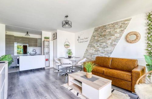 Noisy-le-Grand Apartment | Enchanting L'éclat Verdoyant de Noisy - Family-Friendly Escape