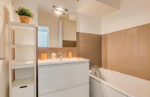 Noisy-le-Grand Apartment | Enchanting L'éclat Verdoyant de Noisy - Family-Friendly Escape