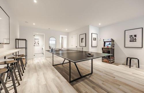Argenteuil Regional County Municipality Ski Chalet | Indulge in Légendaire: Private Hot Tub & Game Room