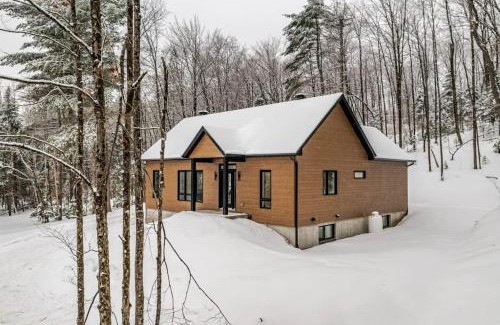 Argenteuil Regional County Municipality Ski Chalet | Indulge in Légendaire: Private Hot Tub & Game Room