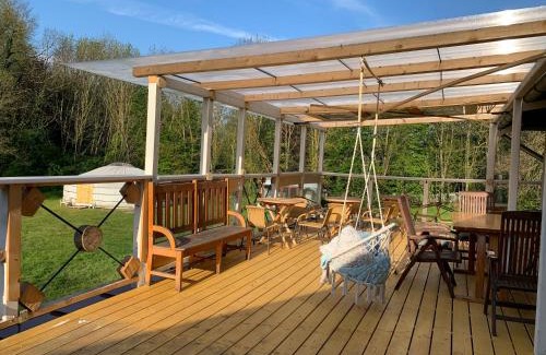 Siofok Apartment | Relax at Lélek-Tér: Oceanfront Retreat with Pool Access