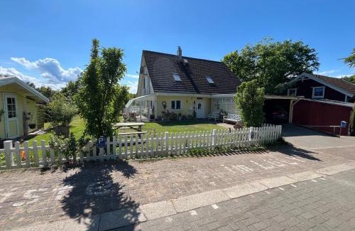 Luetjensee House | Cozy Lüly: Oceanfront Retreat with Hot Tub and Breakfast