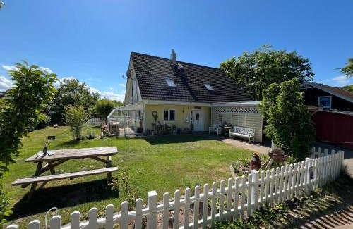 Luetjensee House | Cozy Lüly: Oceanfront Retreat with Hot Tub and Breakfast