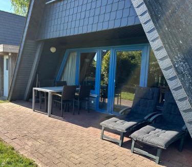 Damp House | Charming Lütt Hus: Oceanfront Retreat Near the Beach
