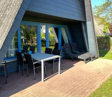 Damp House | Charming Lütt Hus: Oceanfront Retreat Near the Beach