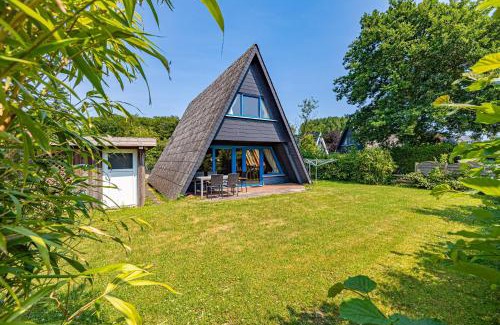 Damp House | Charming Lütt Hus: Oceanfront Retreat Near the Beach